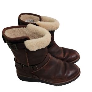 UGG Maddox Brown Leather Shearling Water Resistant Boots 1009279 Size 9